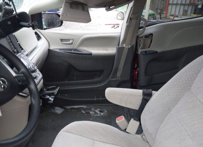Photo 5 of 2019 Toyota Sienna LE 7 PASSENGER (VIN 5TDKZ3DC2KS012302)