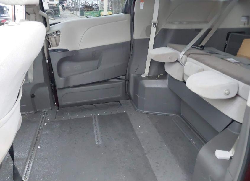 Photo 8 of 2019 Toyota Sienna LE 7 PASSENGER (VIN 5TDKZ3DC2KS012302)