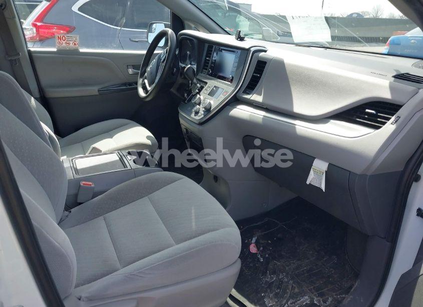 Photo 5 of 2020 Toyota Sienna LE (VIN 5TDKZ3DC2LS024290)