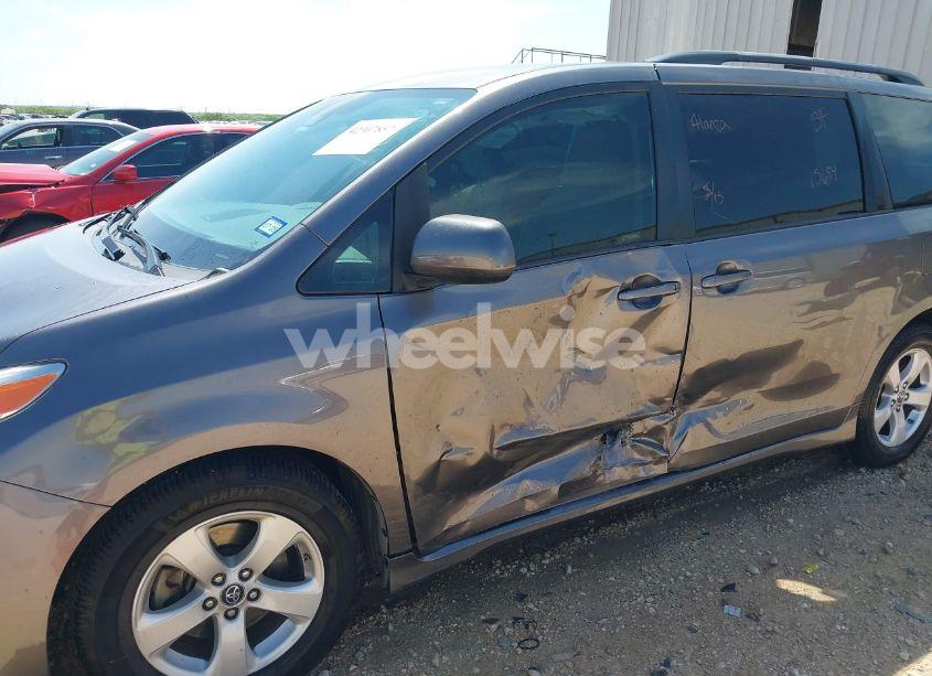 Photo 6 of 2020 Toyota Sienna LE (VIN 5TDKZ3DC2LS036312)