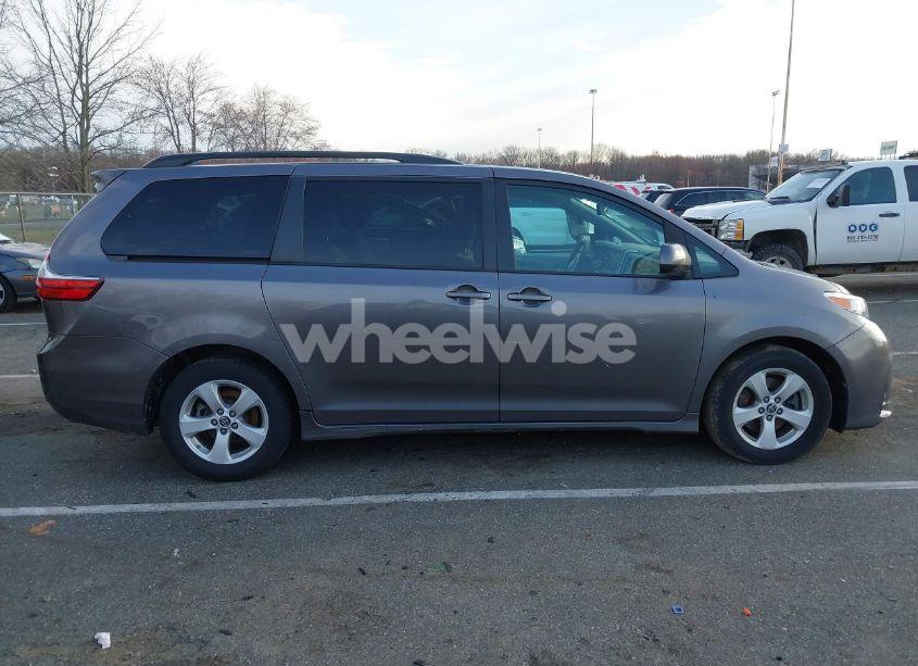 Photo 13 of 2020 Toyota Sienna LE (VIN 5TDKZ3DC2LS055880)