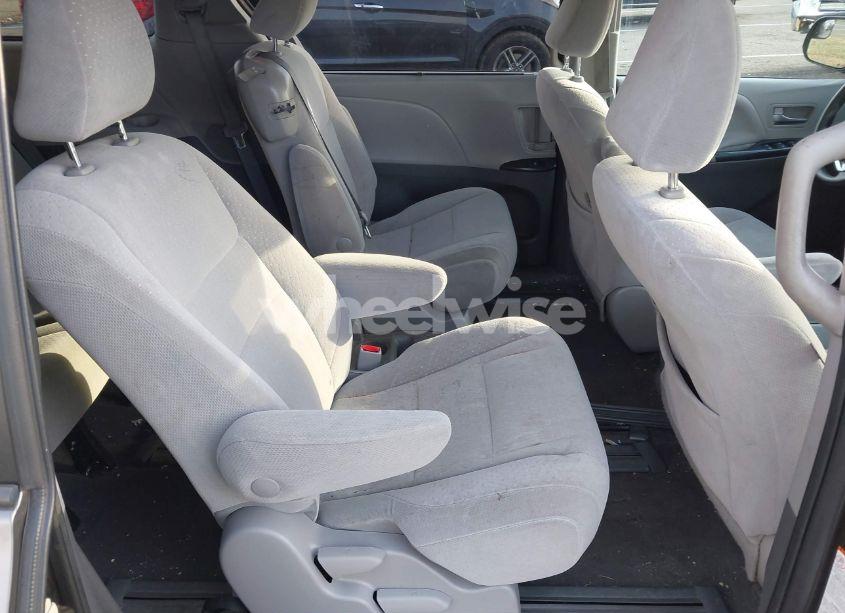 Photo 8 of 2020 Toyota Sienna LE (VIN 5TDKZ3DC2LS055880)