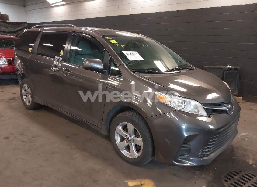 2018 Toyota Sienna LE 8 PASSENGER (VIN 5TDKZ3DC3JS906162) main photo