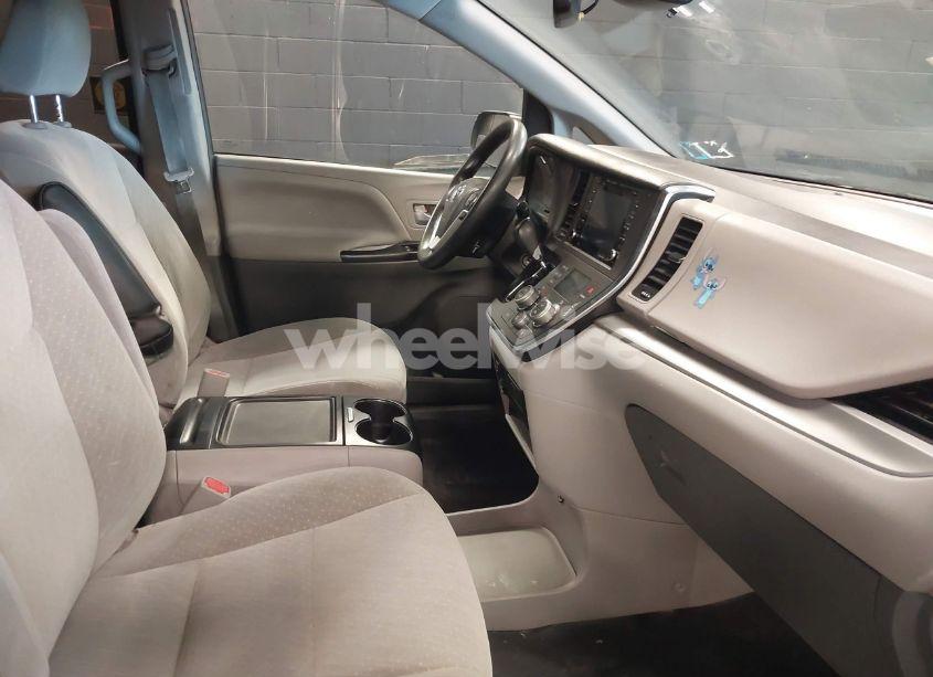 Photo 5 of 2018 Toyota Sienna LE 8 PASSENGER (VIN 5TDKZ3DC3JS906162)