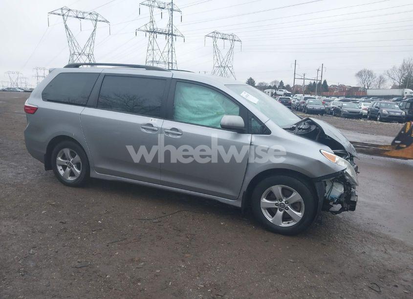 2018 Toyota Sienna LE 8 PASSENGER (VIN 5TDKZ3DC3JS913273) main photo