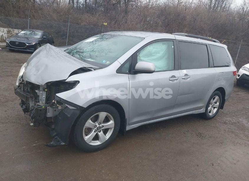Photo 2 of 2018 Toyota Sienna LE 8 PASSENGER (VIN 5TDKZ3DC3JS913273)