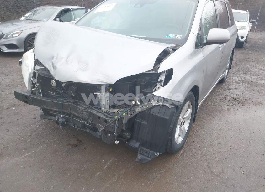 Photo 6 of 2018 Toyota Sienna LE 8 PASSENGER (VIN 5TDKZ3DC3JS913273)