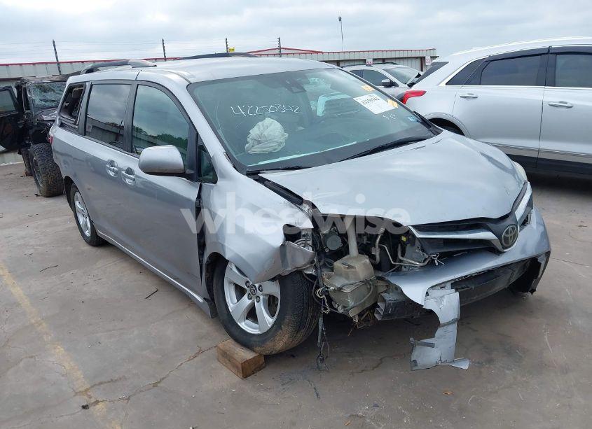 2018 Toyota Sienna LE 8 PASSENGER (VIN 5TDKZ3DC3JS917131) main photo