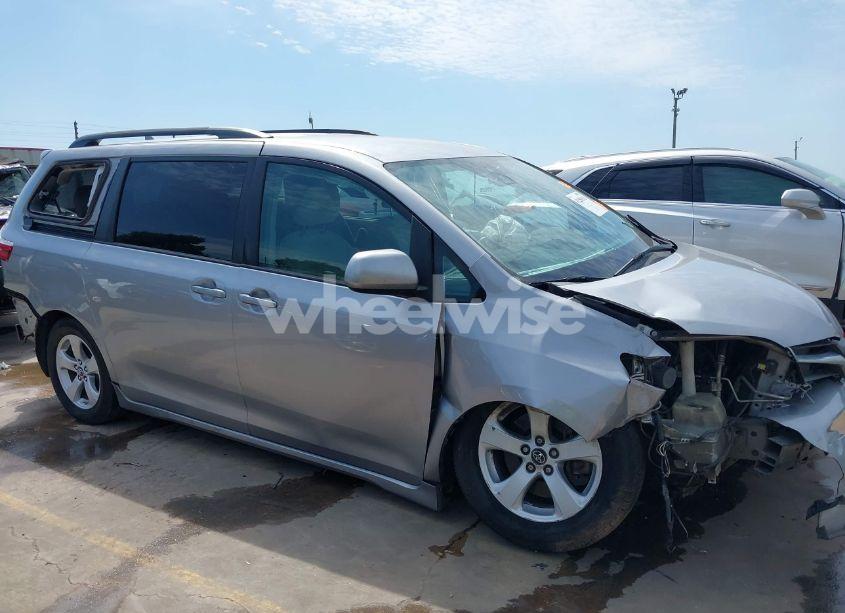 Photo 18 of 2018 Toyota Sienna LE 8 PASSENGER (VIN 5TDKZ3DC3JS917131)
