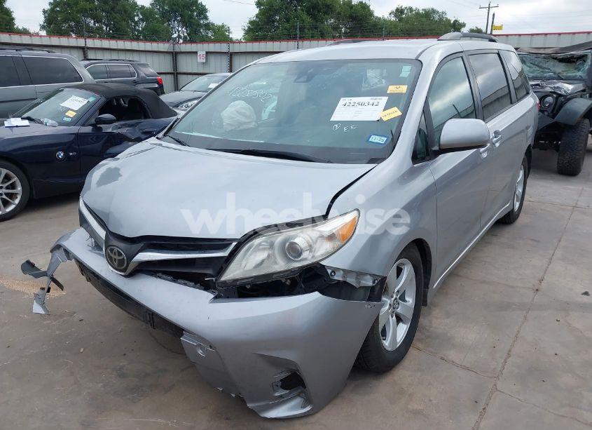 Photo 2 of 2018 Toyota Sienna LE 8 PASSENGER (VIN 5TDKZ3DC3JS917131)