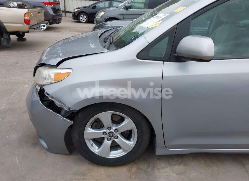 Photo 21 of 2018 Toyota Sienna LE 8 PASSENGER (VIN 5TDKZ3DC3JS917131)