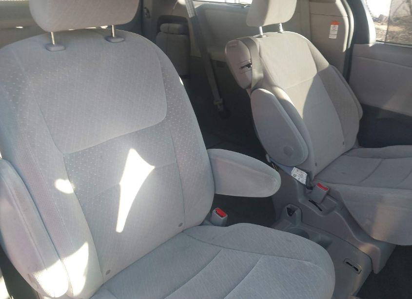 Photo 8 of 2019 Toyota Sienna LE 8 PASSENGER (VIN 5TDKZ3DC3KS009750)