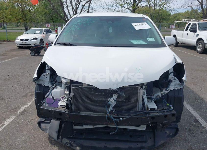 Photo 12 of 2020 Toyota Sienna LE (VIN 5TDKZ3DC3LS043379)