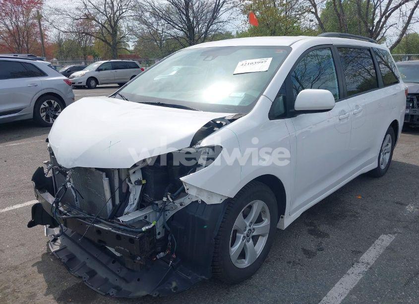 Photo 2 of 2020 Toyota Sienna LE (VIN 5TDKZ3DC3LS043379)