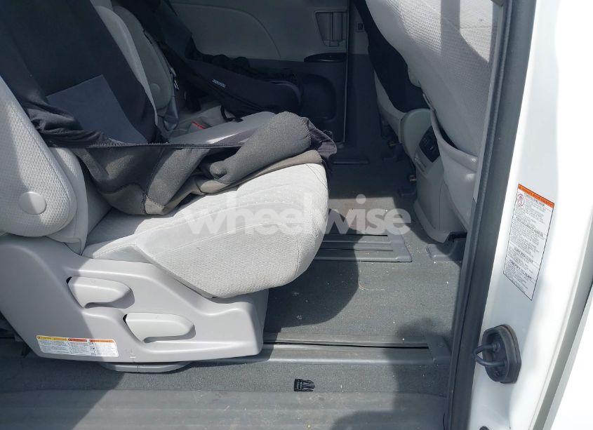 Photo 8 of 2020 Toyota Sienna LE (VIN 5TDKZ3DC3LS043379)