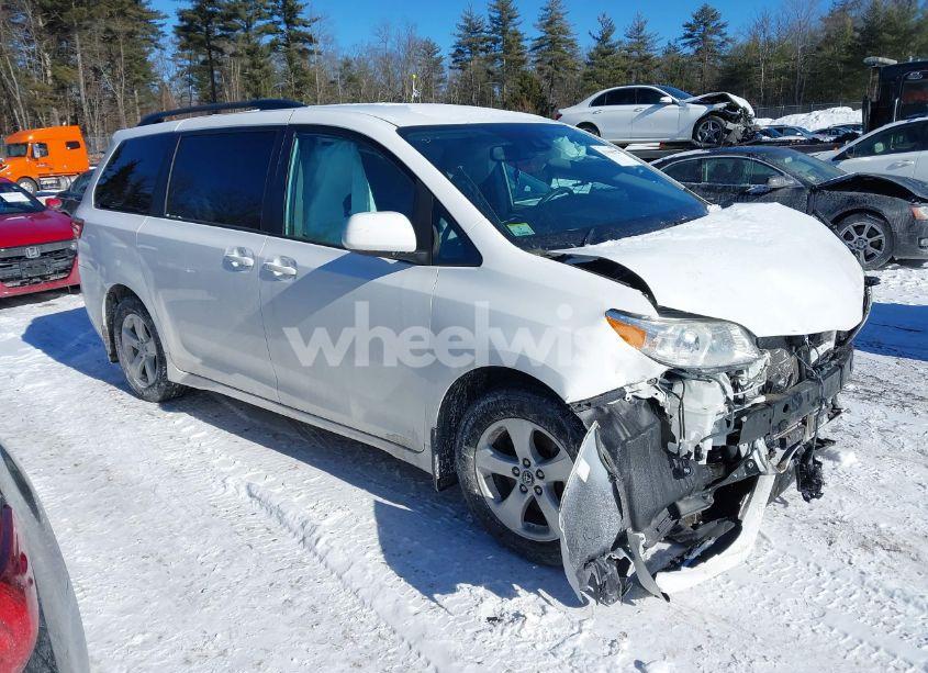 2020 Toyota Sienna LE (VIN 5TDKZ3DC3LS051451) main photo