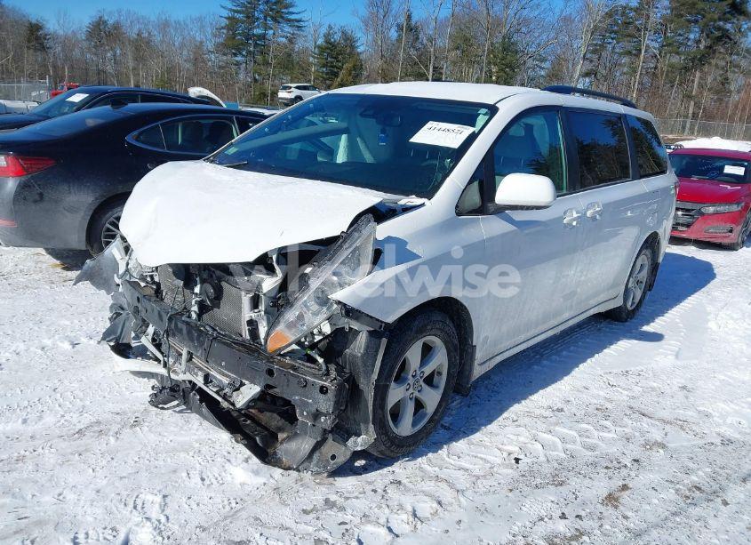 Photo 2 of 2020 Toyota Sienna LE (VIN 5TDKZ3DC3LS051451)