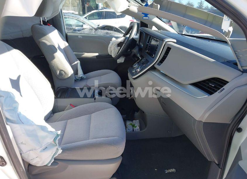 Photo 5 of 2020 Toyota Sienna LE (VIN 5TDKZ3DC3LS051451)