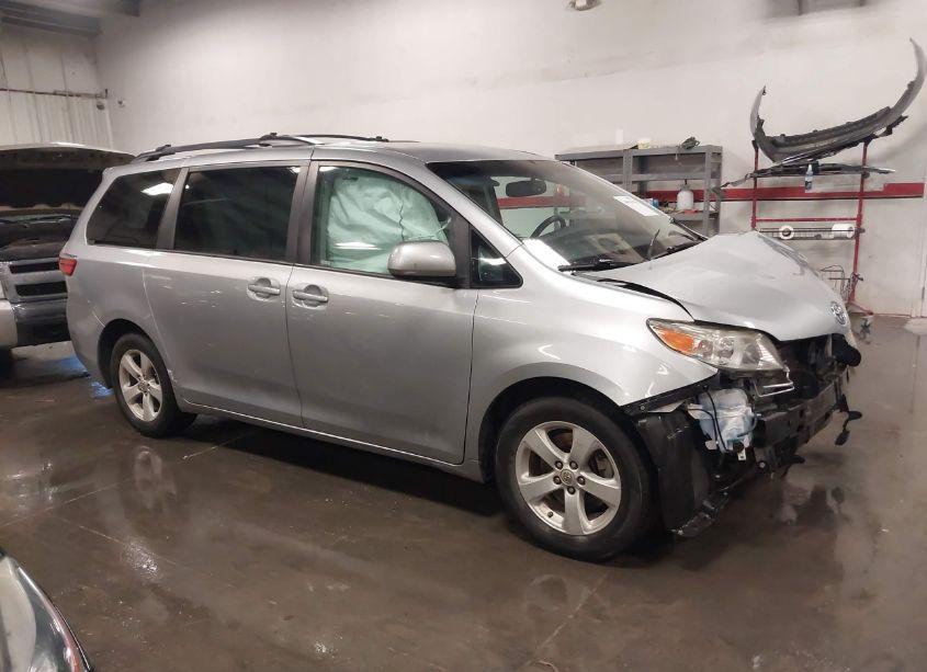 2017 Toyota Sienna LE 8 PASSENGER (VIN 5TDKZ3DC4HS769744) main photo