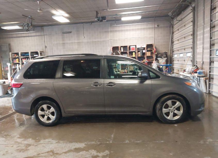 Photo 13 of 2017 Toyota Sienna LE 8 PASSENGER (VIN 5TDKZ3DC4HS771963)