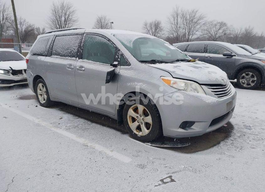 2017 Toyota Sienna LE 8 PASSENGER (VIN 5TDKZ3DC4HS895621) main photo