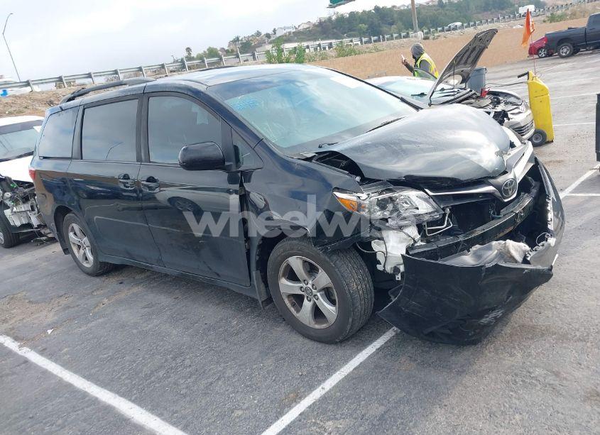 2018 Toyota Sienna LE 8 PASSENGER (VIN 5TDKZ3DC4JS958786) main photo