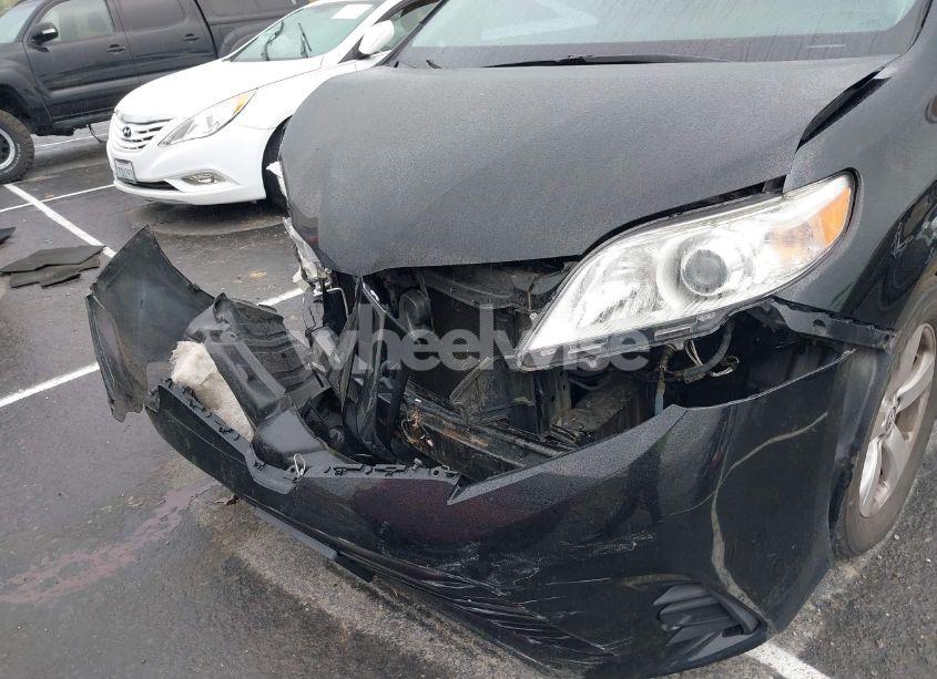 Photo 6 of 2018 Toyota Sienna LE 8 PASSENGER (VIN 5TDKZ3DC4JS958786)