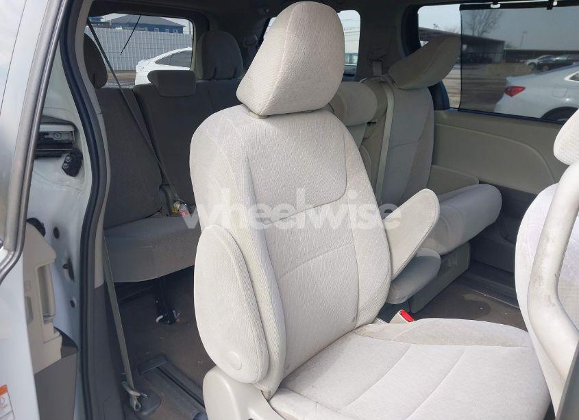 Photo 8 of 2019 Toyota Sienna LE 8 PASSENGER (VIN 5TDKZ3DC4KS968185)