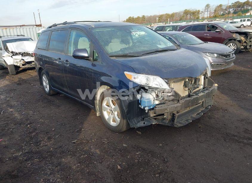 2020 Toyota Sienna LE (VIN 5TDKZ3DC4LS050616) main photo