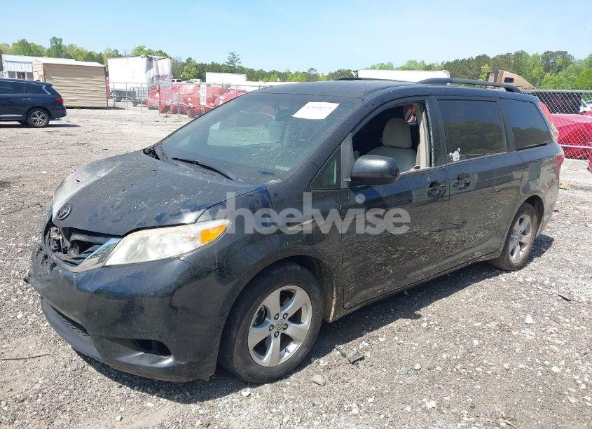 Photo 2 of 2017 Toyota Sienna LE 8 PASSENGER (VIN 5TDKZ3DC5HS780672)