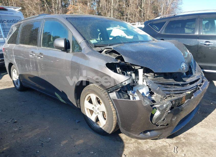 2017 Toyota Sienna LE 8 PASSENGER (VIN 5TDKZ3DC5HS787184) main photo