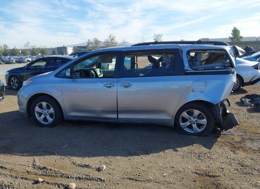 Photo 15 of 2017 Toyota Sienna LE 8 PASSENGER (VIN 5TDKZ3DC5HS798816)