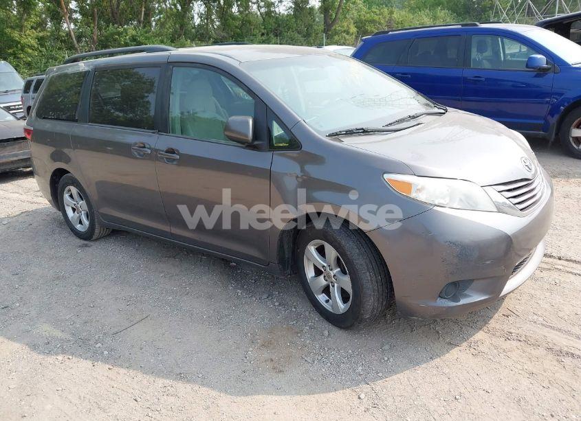 2017 Toyota Sienna LE 8 PASSENGER (VIN 5TDKZ3DC5HS806235) main photo