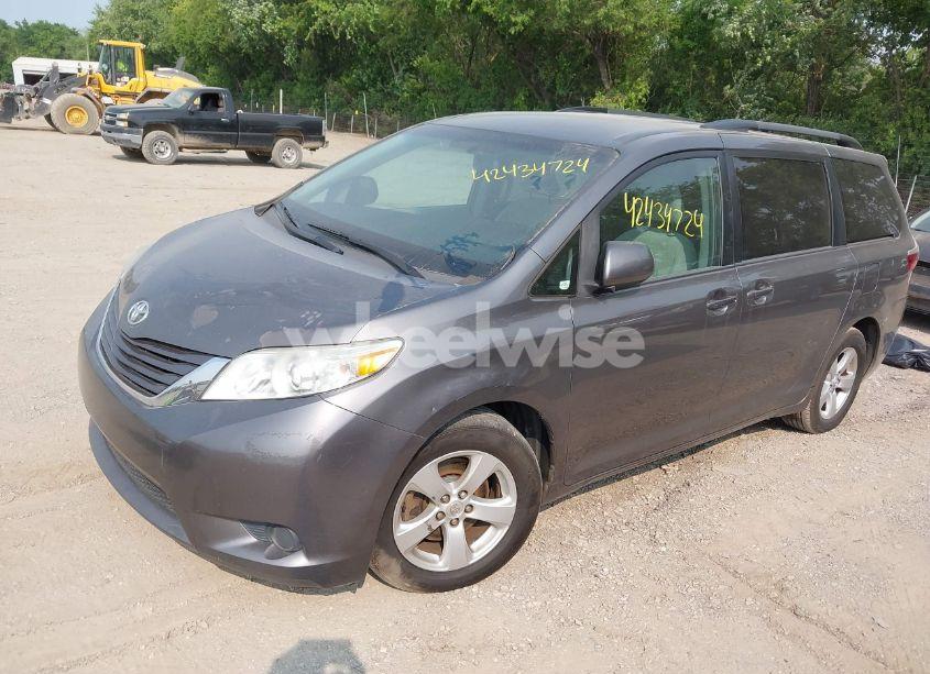 Photo 2 of 2017 Toyota Sienna LE 8 PASSENGER (VIN 5TDKZ3DC5HS806235)