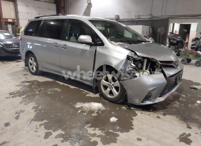 2018 Toyota Sienna LE 8 PASSENGER (VIN 5TDKZ3DC5JS956870) main photo