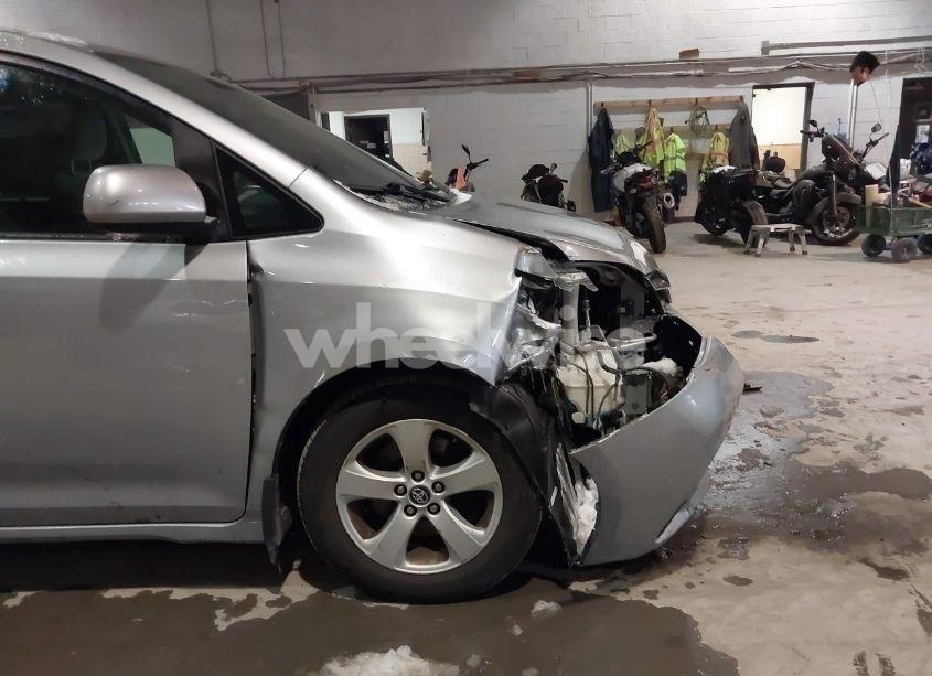 Photo 6 of 2018 Toyota Sienna LE 8 PASSENGER (VIN 5TDKZ3DC5JS956870)