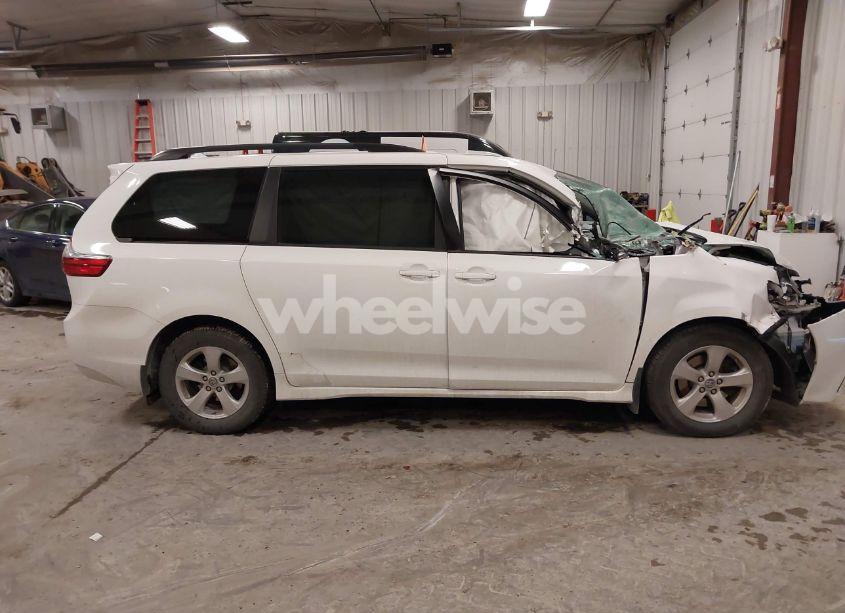 Photo 13 of 2020 Toyota Sienna LE 8-PASSENGER (VIN 5TDKZ3DC5LS044937)
