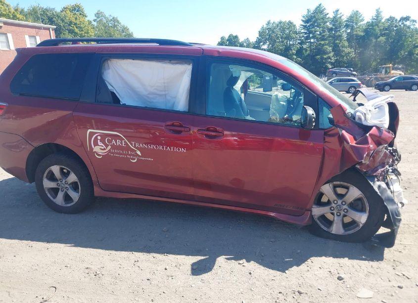 Photo 12 of 2020 Toyota Sienna LE (VIN 5TDKZ3DC5LS054741)