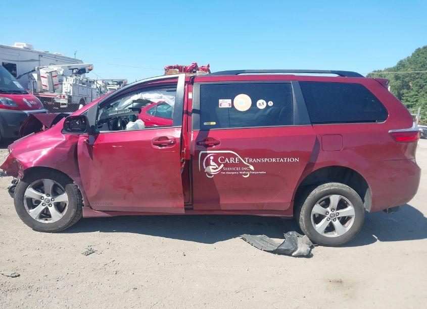 Photo 13 of 2020 Toyota Sienna LE (VIN 5TDKZ3DC5LS054741)