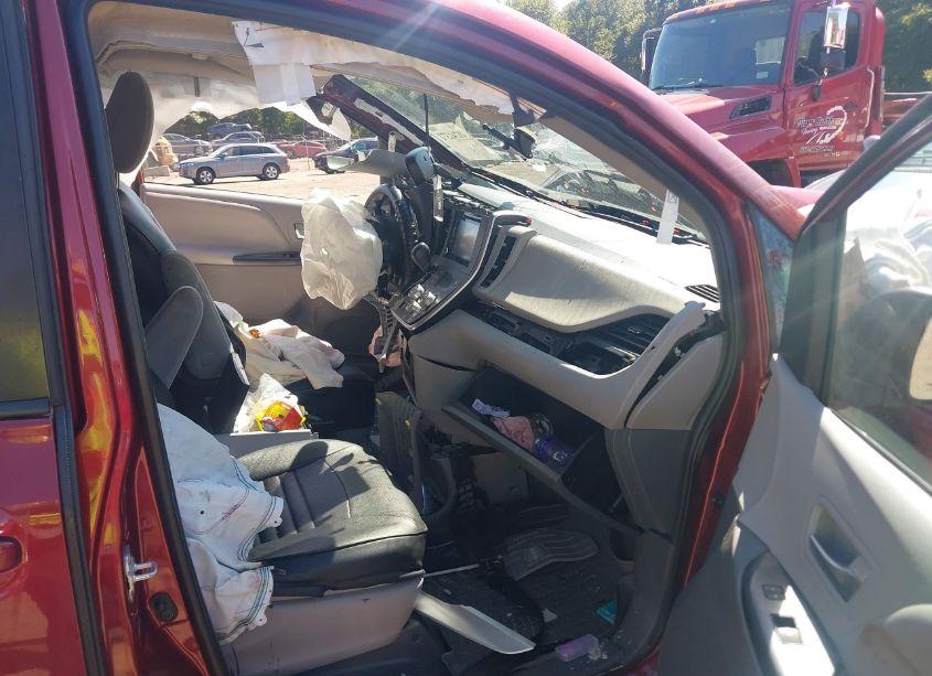 Photo 5 of 2020 Toyota Sienna LE (VIN 5TDKZ3DC5LS054741)