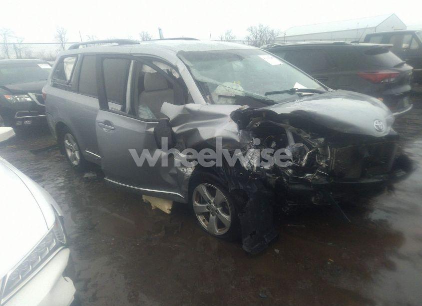 2017 Toyota Sienna LE 8 PASSENGER (VIN 5TDKZ3DC6HS811542) main photo