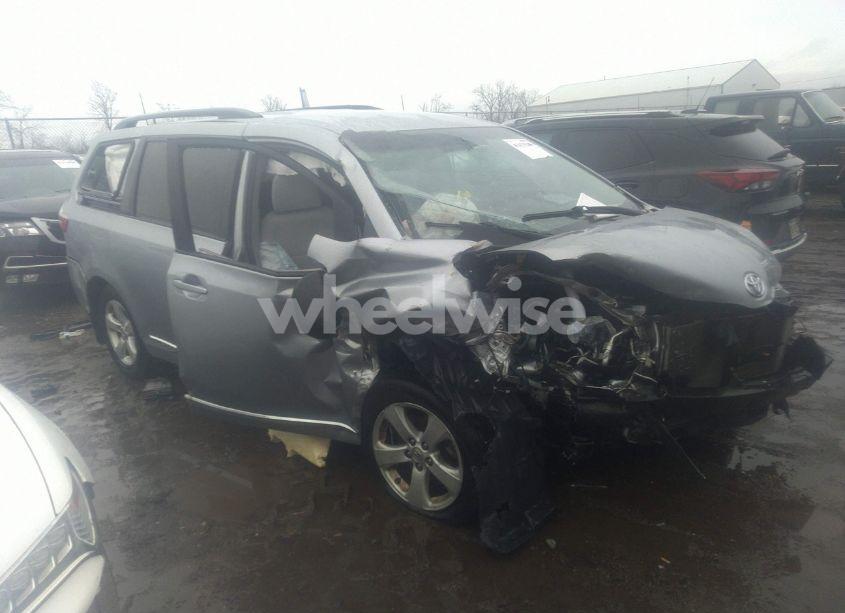 Photo 6 of 2017 Toyota Sienna LE 8 PASSENGER (VIN 5TDKZ3DC6HS811542)