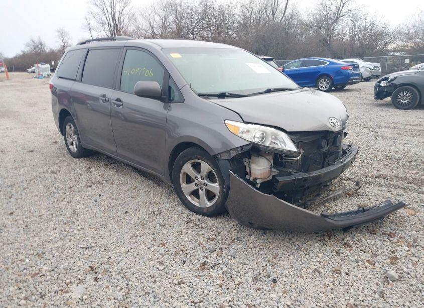 2017 Toyota Sienna LE 8 PASSENGER (VIN 5TDKZ3DC6HS844685) main photo