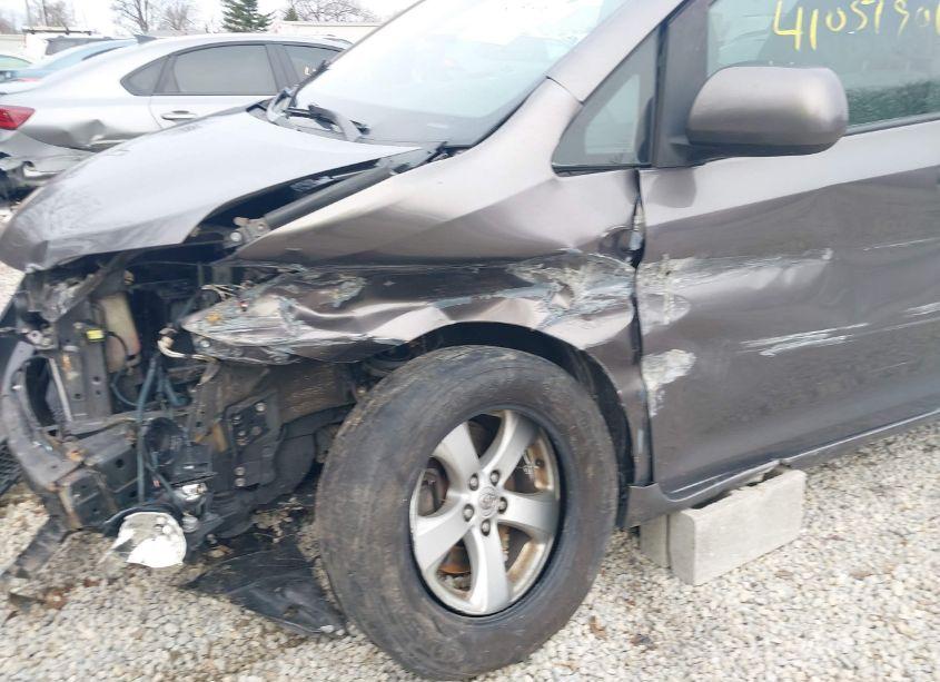 Photo 6 of 2017 Toyota Sienna LE 8 PASSENGER (VIN 5TDKZ3DC6HS844685)