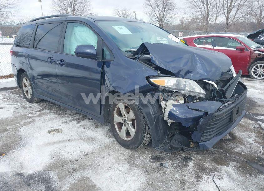 2018 Toyota Sienna LE 8 PASSENGER (VIN 5TDKZ3DC6JS906320) main photo