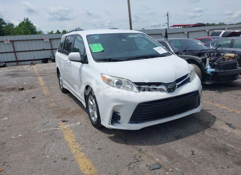 2018 Toyota Sienna LE 8 PASSENGER (VIN 5TDKZ3DC6JS909072) main photo