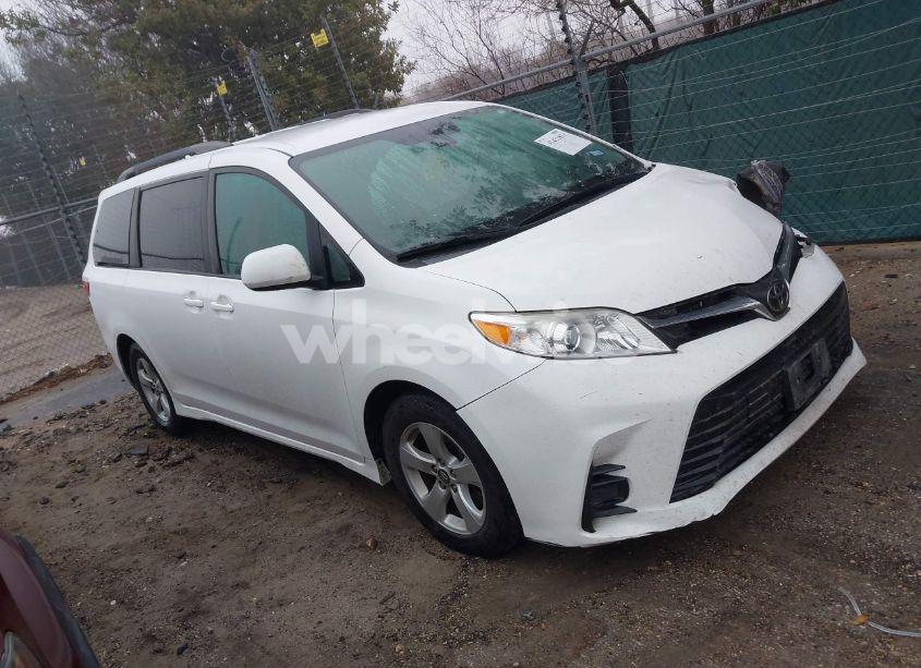 2018 Toyota Sienna LE 8 PASSENGER (VIN 5TDKZ3DC6JS928592) main photo