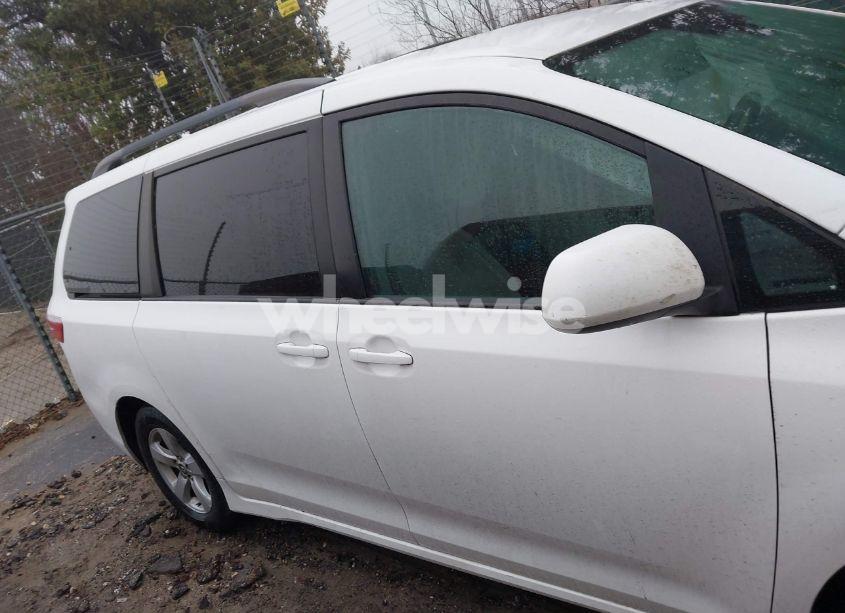 Photo 13 of 2018 Toyota Sienna LE 8 PASSENGER (VIN 5TDKZ3DC6JS928592)