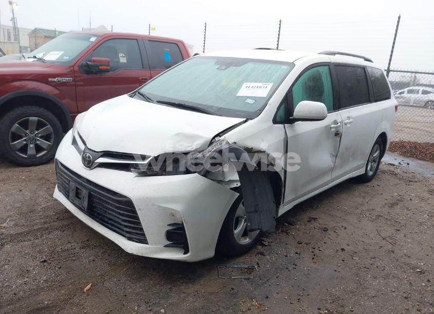 Photo 2 of 2018 Toyota Sienna LE 8 PASSENGER (VIN 5TDKZ3DC6JS928592)