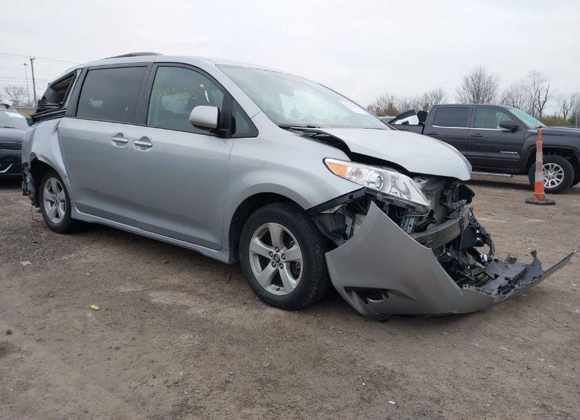 2020 Toyota Sienna LE (VIN 5TDKZ3DC6LS050925) main photo